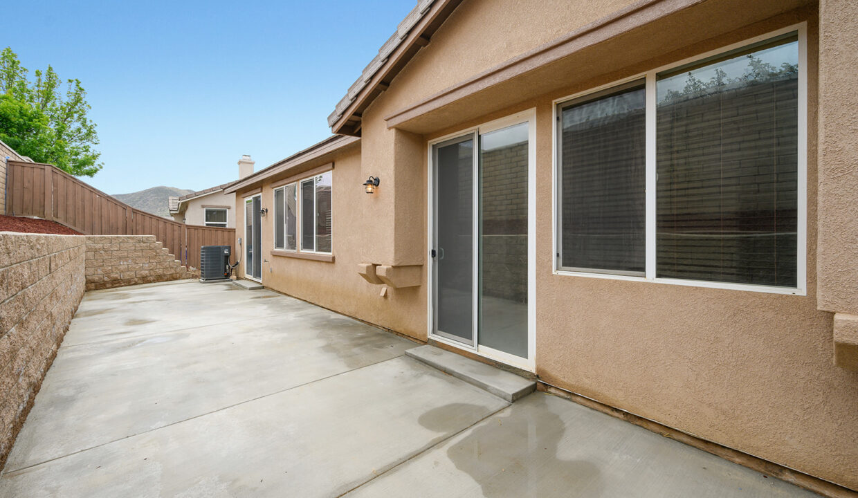 1555 Red Clover Ln, Hemet, CA 92545